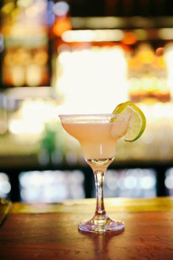 Lokantadaki masada alkol kokteyli.