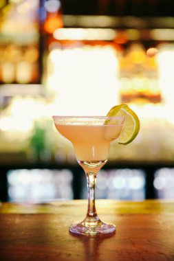 Lokantadaki masada alkol kokteyli.