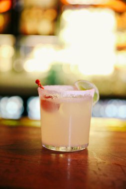 Lokantadaki masada alkol kokteyli.