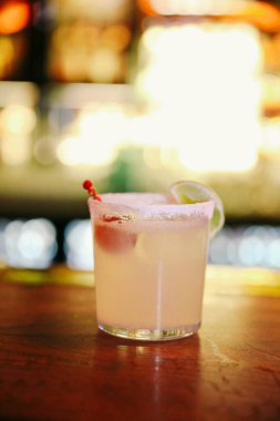 Lokantadaki masada alkol kokteyli.