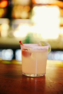 Lokantadaki masada alkol kokteyli.