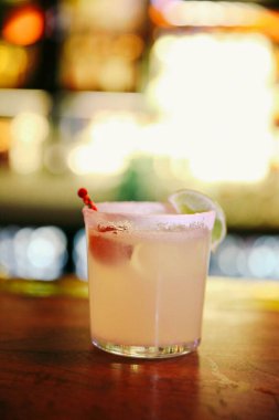 Lokantadaki masada alkol kokteyli.
