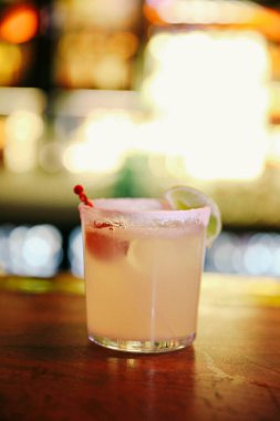 Lokantadaki masada alkol kokteyli.