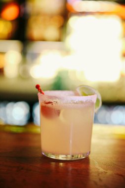 Lokantadaki masada alkol kokteyli.