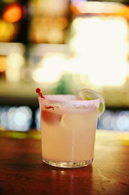 Lokantadaki masada alkol kokteyli.