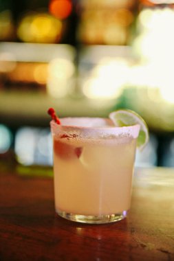 Lokantadaki masada alkol kokteyli.