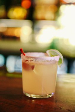 Lokantadaki masada alkol kokteyli.