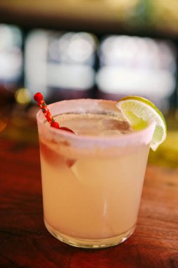 Lokantadaki masada alkol kokteyli.