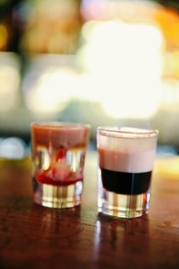 Lokantadaki masada alkol kokteyli.