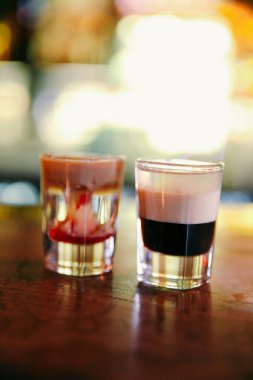 Lokantadaki masada alkol kokteyli.