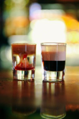 Lokantadaki masada alkol kokteyli.