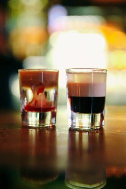 Lokantadaki masada alkol kokteyli.