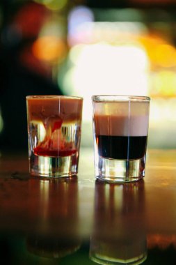 Lokantadaki masada alkol kokteyli.