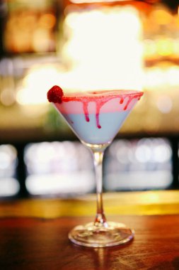 Lokantadaki masada alkol kokteyli.