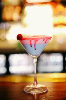 Lokantadaki masada alkol kokteyli.