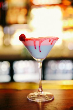 Lokantadaki masada alkol kokteyli.