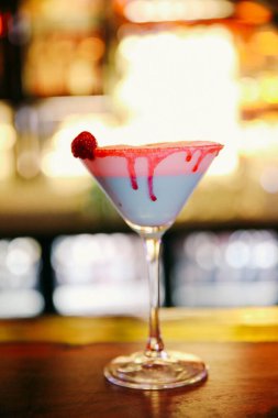 Lokantadaki masada alkol kokteyli.