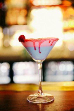 Lokantadaki masada alkol kokteyli.