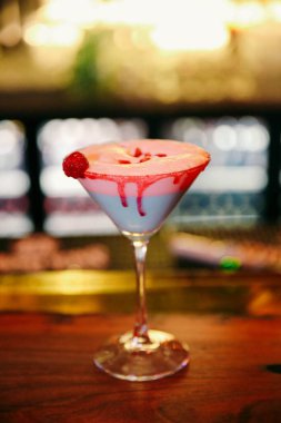 Lokantadaki masada alkol kokteyli.