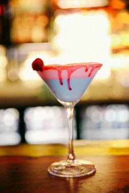 Lokantadaki masada alkol kokteyli.