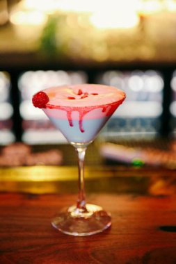 Lokantadaki masada alkol kokteyli.