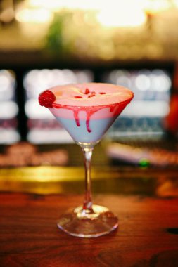 Lokantadaki masada alkol kokteyli.