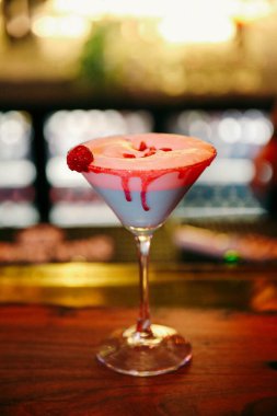 Lokantadaki masada alkol kokteyli.