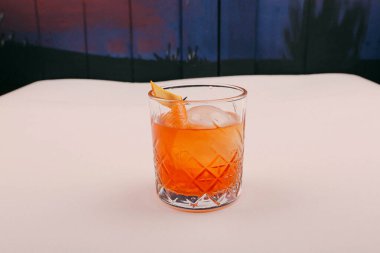 Lokantadaki masada alkol kokteyli.