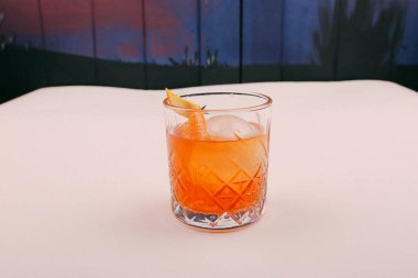 Lokantadaki masada alkol kokteyli.