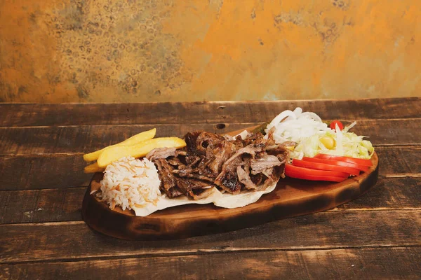 Doner Kebab Vágódeszkán Fekszik Shawarma Hússal Hagymával Salátával Fekszik Egy — Stock Fotó
