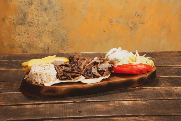 Doner Kebab Vágódeszkán Fekszik Shawarma Hússal Hagymával Salátával Fekszik Egy — Stock Fotó