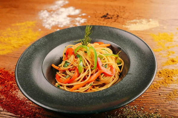 Lezzetli soslu lezzetli klasik İtalyan makarnası..