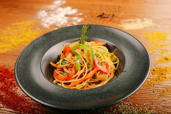 Lezzetli soslu lezzetli klasik İtalyan makarnası..