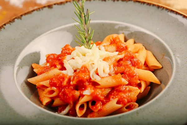 Lezzetli soslu lezzetli klasik İtalyan makarnası..