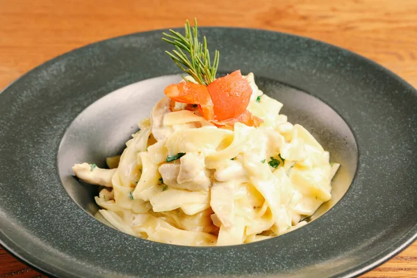 Lezzetli soslu lezzetli klasik İtalyan makarnası..