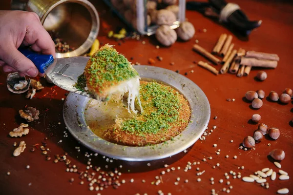 Sobremesa Turca Kunefe Kunafa Kadayif Com Pistache Queijo Quente Comido — Fotografia de Stock