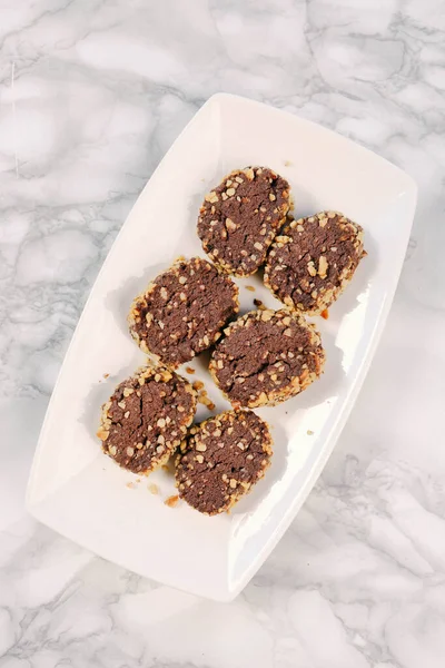 Bir grup çeşit kurabiye. Çikolata parçacıklı, yulaflı, kuru üzümlü, beyaz çikolatalı.