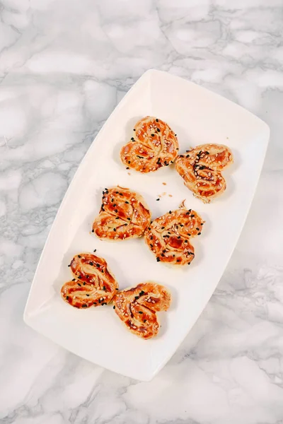 Bir grup çeşit kurabiye. Çikolata parçacıklı, yulaflı, kuru üzümlü, beyaz çikolatalı.