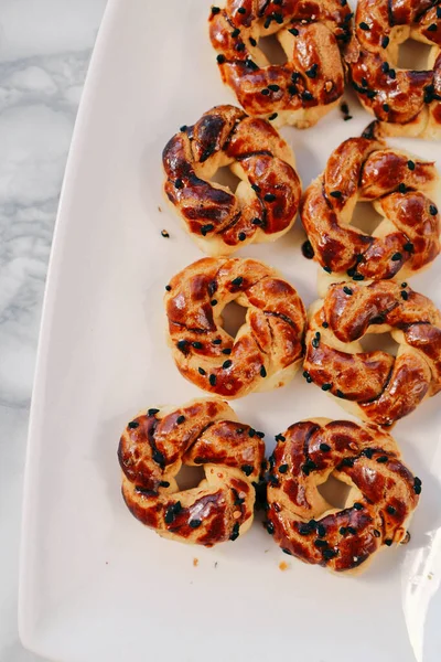 Bir grup çeşit kurabiye. Çikolata parçacıklı, yulaflı, kuru üzümlü, beyaz çikolatalı.