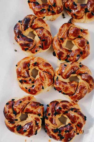 Bir grup çeşit kurabiye. Çikolata parçacıklı, yulaflı, kuru üzümlü, beyaz çikolatalı.