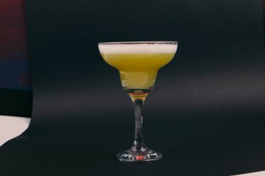 Lokantadaki masada alkol kokteyli.