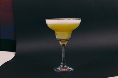 Lokantadaki masada alkol kokteyli.