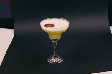 Lokantadaki masada alkol kokteyli.