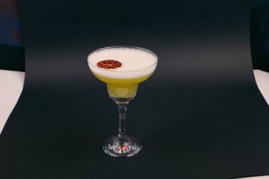 Lokantadaki masada alkol kokteyli.