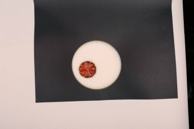 Lokantadaki masada alkol kokteyli.