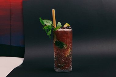 Lokantadaki masada alkol kokteyli.