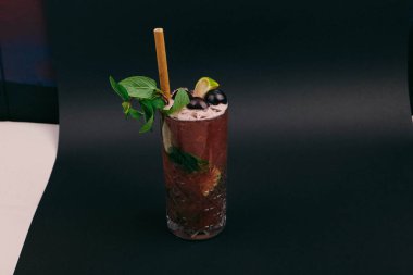 Lokantadaki masada alkol kokteyli.