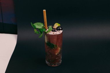 Lokantadaki masada alkol kokteyli.