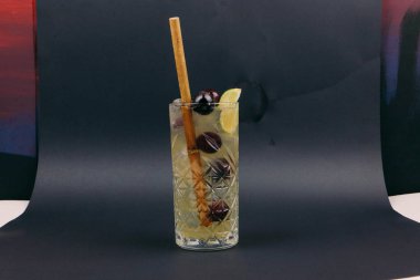 Lokantadaki masada alkol kokteyli.