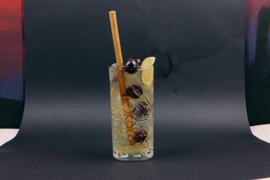 Lokantadaki masada alkol kokteyli.